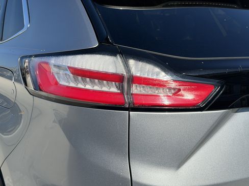 Used 2023 Ford Edge SEL image 9