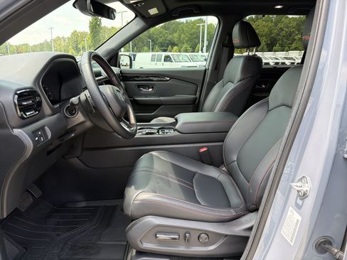 Used 2025 Honda Pilot TrailSport image 11