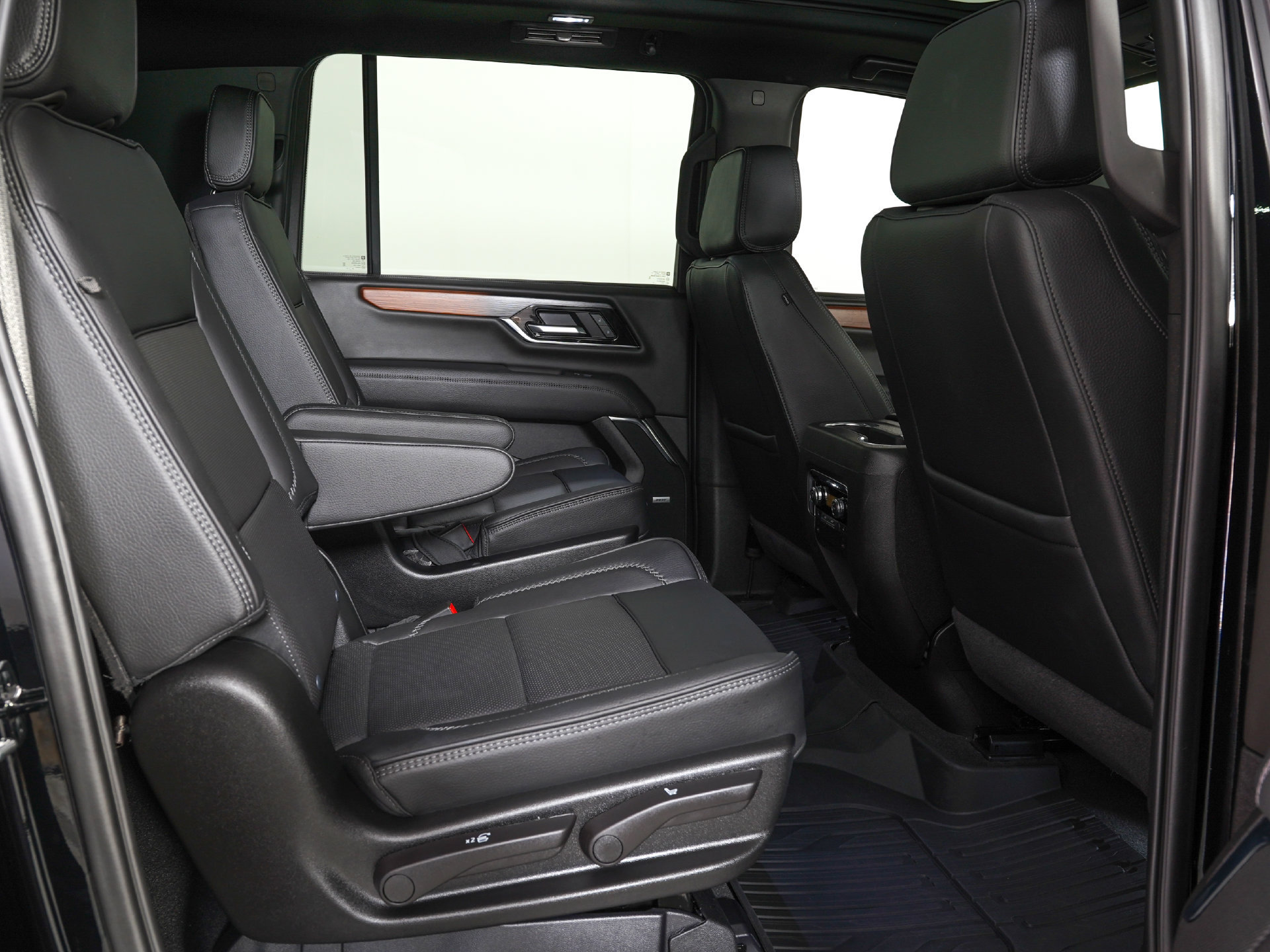 Used 2026 GMC Yukon XL Denali w/ Sun & Power Step Package AWD/4WD image 10