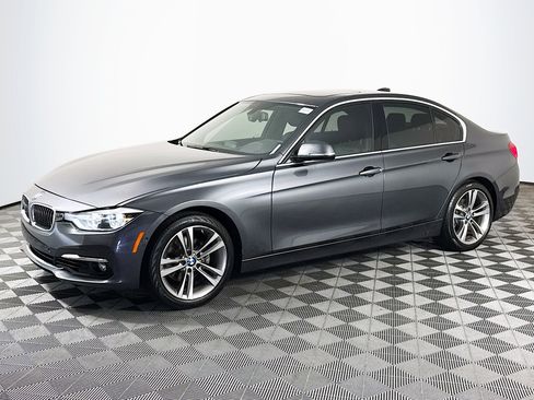 Used 2018 BMW 330i Sedan w/ Executive Package RWD image 4