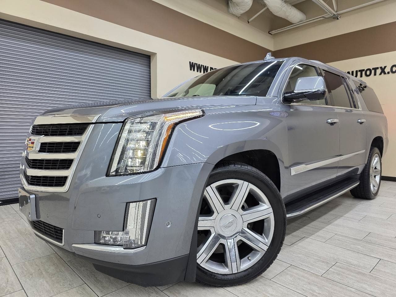 Used 2018 Cadillac Escalade ESV Luxury RWD image 1