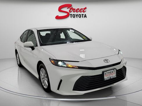 Certified 2025 Toyota Camry LE image 5