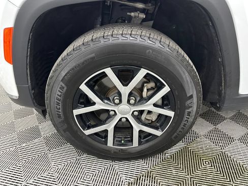 Used 2024 Jeep Grand Cherokee L Limited RWD image 13