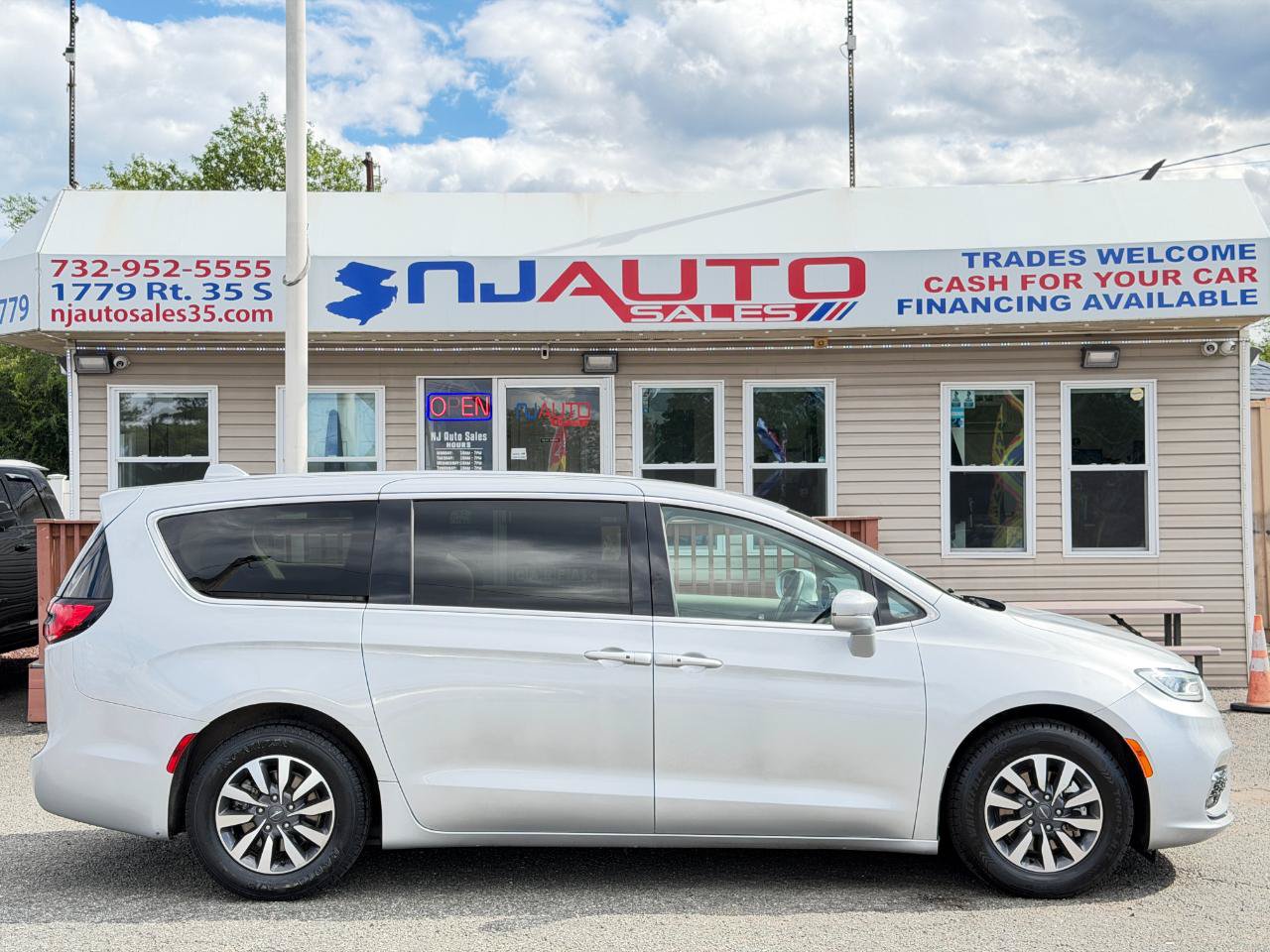 Used 2022 Chrysler Pacifica Touring-L FWD image 3