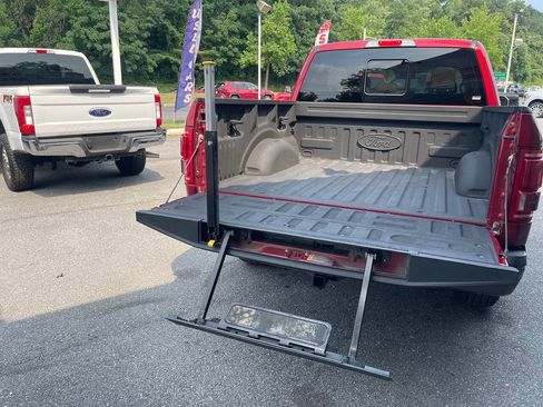 Used 2017 Ford F150 Lariat w/ Equipment Group 502A Luxury AWD/4WD image 9