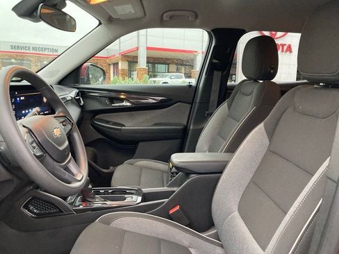 Used 2025 Chevrolet TrailBlazer LT FWD image 9