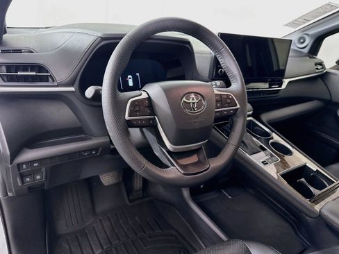 Certified 2025 Toyota Sienna Limited FWD image 4