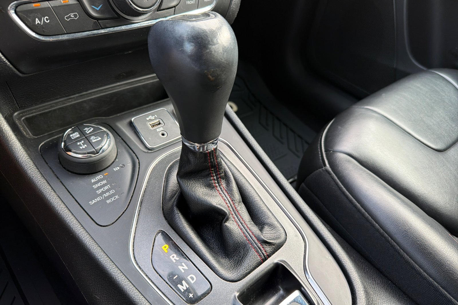 Used 2020 Jeep Cherokee Trailhawk AWD/4WD image 18