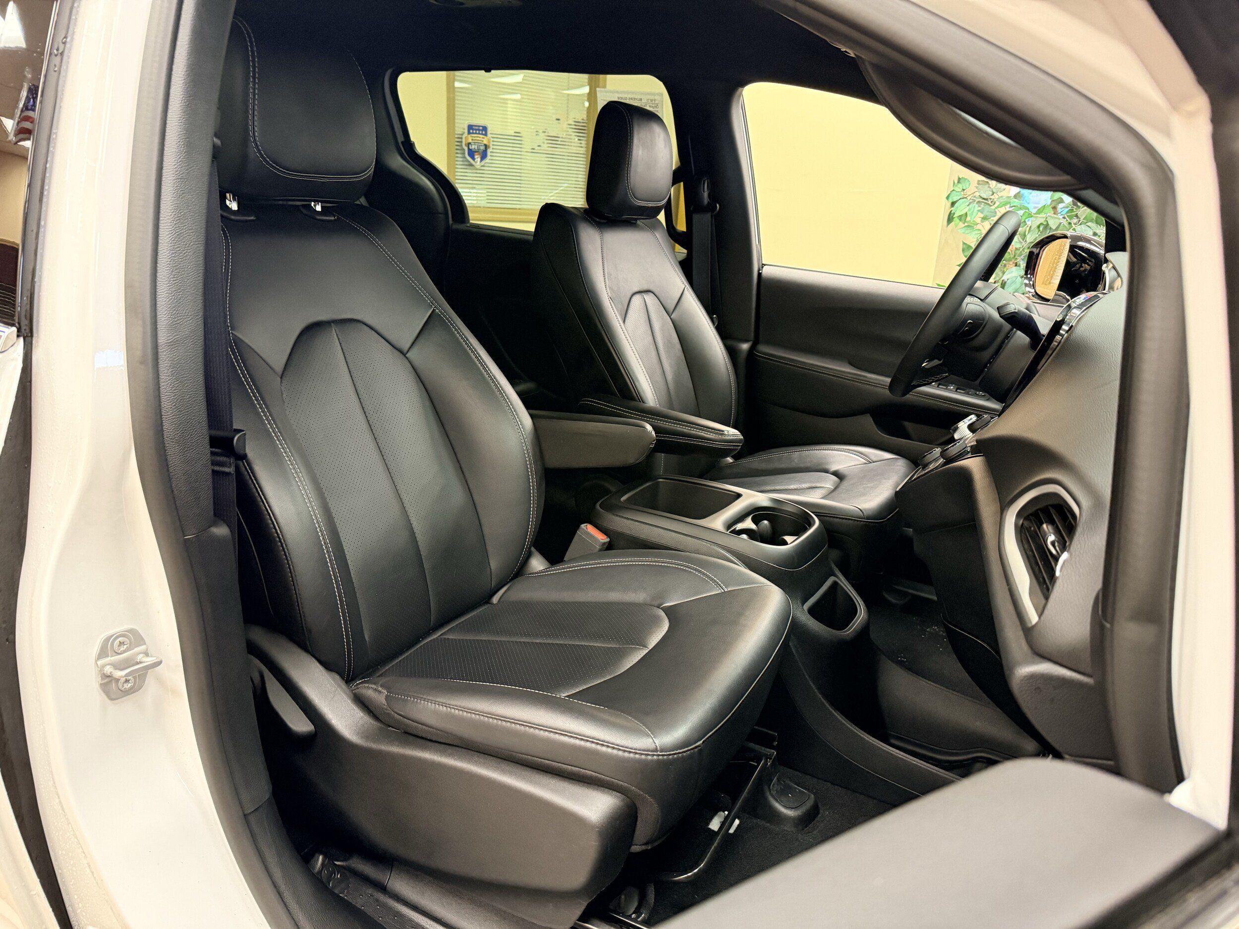 Used 2025 Chrysler Pacifica Select FWD image 15