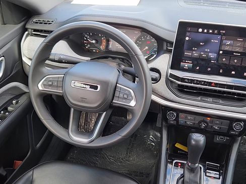 Used 2023 Jeep Compass Latitude image 5
