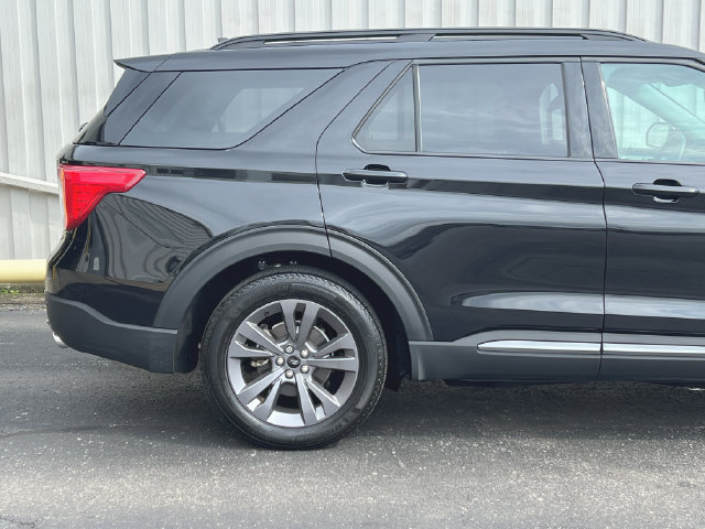 Used 2023 Ford Explorer XLT w/ Equipment Group 202A AWD/4WD image 17