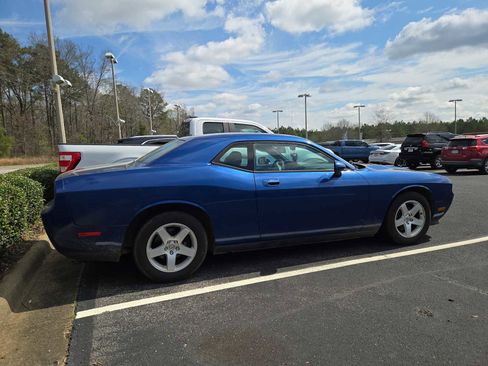 Used 2010 Dodge Challenger SE RWD image 2