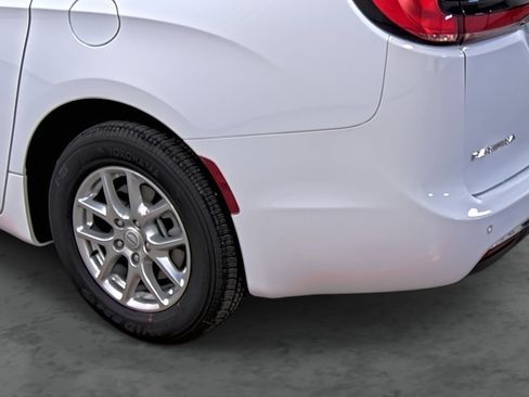 New 2026 Chrysler Pacifica Select image 9