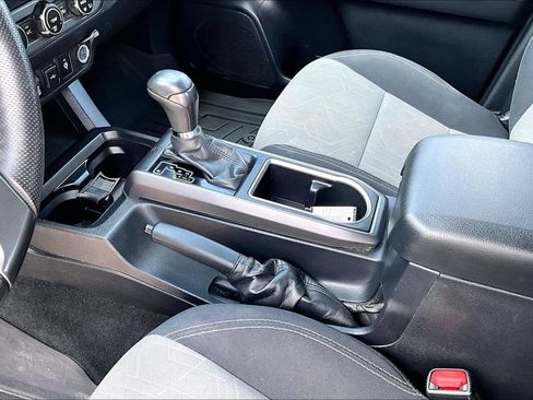 Used 2020 Toyota Tacoma TRD Off-Road w/ Technology Package AWD/4WD image 13