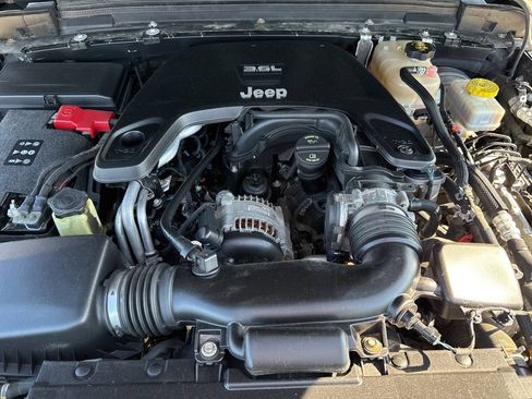 Used 2018 Jeep Wrangler Unlimited Sahara AWD/4WD image 45
