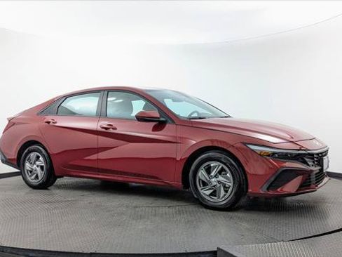 Used 2025 Hyundai Elantra SE w/ Cargo Package FWD image 11