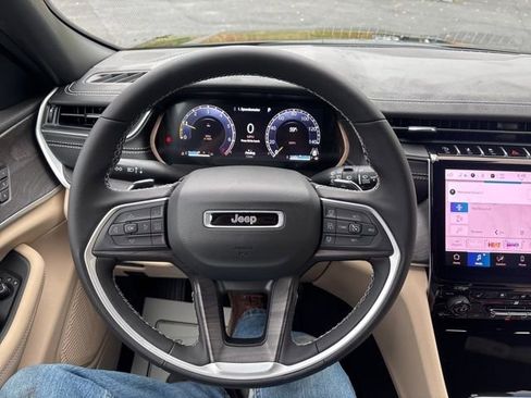 New 2025 Jeep Grand Cherokee Limited w/ Luxury Tech Group II image 10