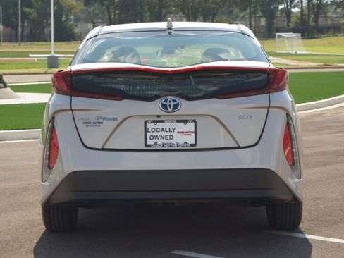 Used 2021 Toyota Prius Prime XLE image 3