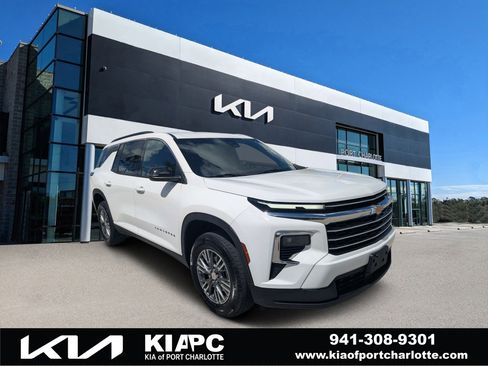 Used 2025 Chevrolet Traverse LT FWD image 1