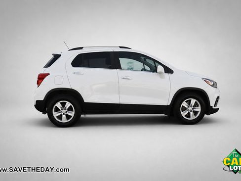 Used 2020 Chevrolet Trax LT w/ LT Convenience Package FWD image 9
