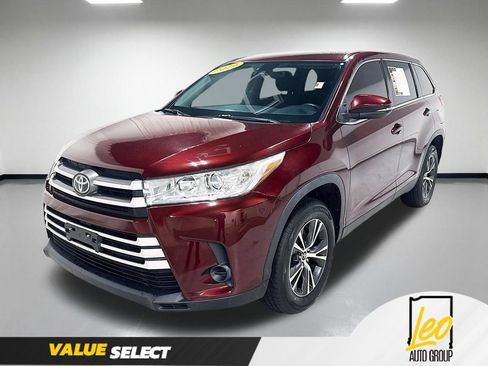 Used 2019 Toyota Highlander LE FWD image 1