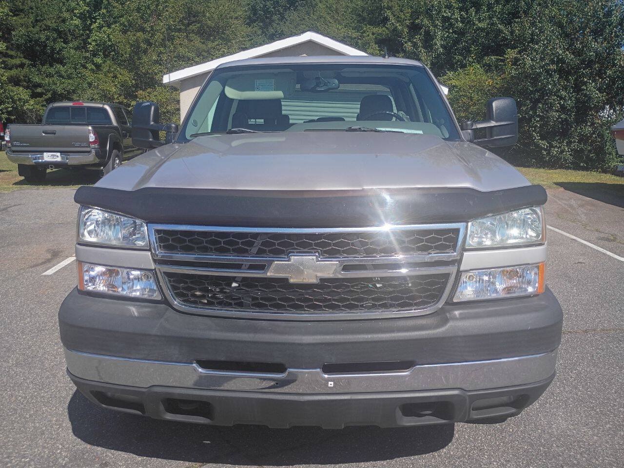 Used 2007 Chevrolet Silverado 2500 LT w/ Heavy-Duty Power Package AWD/4WD image 3