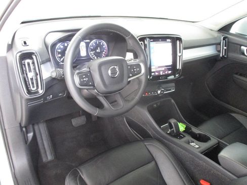 Used 2022 Volvo XC40 T5 Momentum image 93