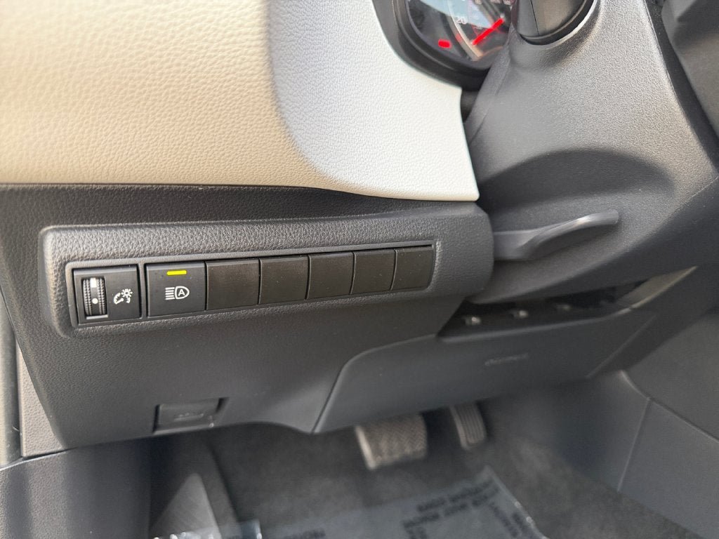 Used 2022 Toyota Corolla SE w/ Carpet Mat Package (TMS) FWD image 19