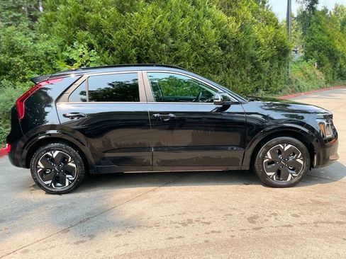 Certified 2024 Kia Niro Wind w/ Wind Preserve Package FWD image 3