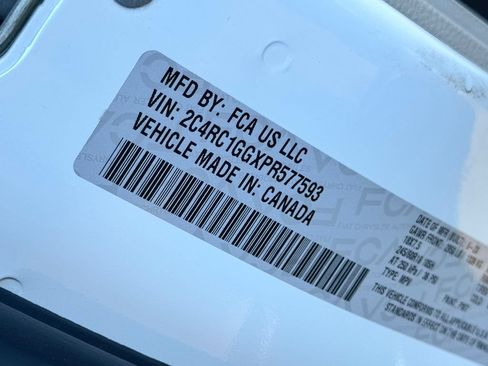 Used 2023 Chrysler Pacifica Limited FWD image 36