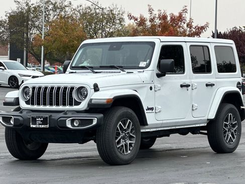 Used 2025 Jeep Wrangler Sahara image 8