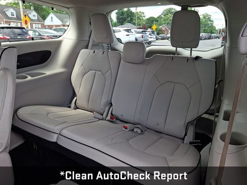 Used 2021 Chrysler Pacifica Limited w/ Uconnect Theater Family Group FWD image 14
