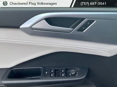 Used 2025 Volkswagen Taos SE image 13