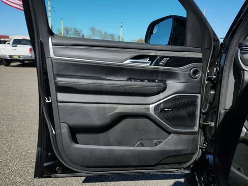 Used 2024 Jeep Wagoneer L Series II w/ Flexible Seating Group AWD/4WD image 19