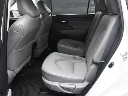 Used 2023 Toyota Highlander XLE AWD/4WD image 14