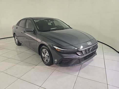 Used 2024 Hyundai Elantra SE image 3