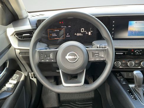Used 2025 Nissan Kicks SV FWD image 9