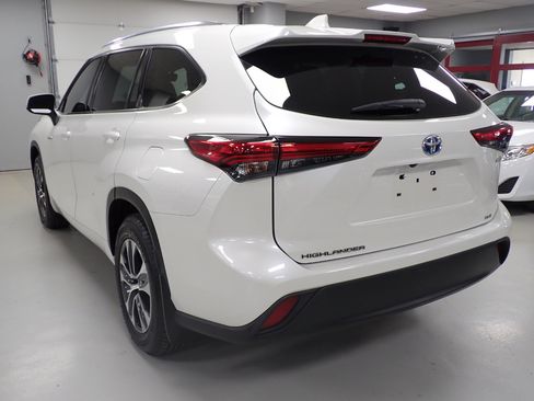 Used 2020 Toyota Highlander XLE image 3