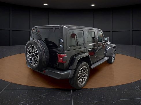 Used 2023 Jeep Wrangler Unlimited Sahara w/ Cold Weather Group AWD/4WD image 4