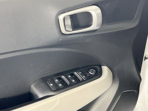 Used 2024 Hyundai Venue SEL image 17