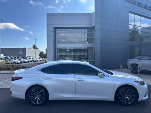 Certified 2025 Lexus ES 300h w/ Luxury Package FWD image 4