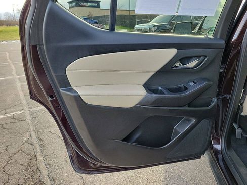 Used 2023 Chevrolet Traverse LT image 14