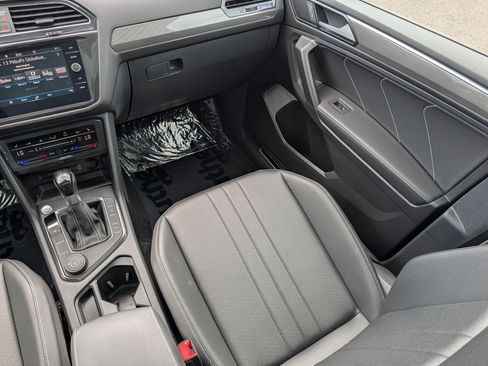 Certified 2023 Volkswagen Tiguan SE R-Line AWD/4WD image 11