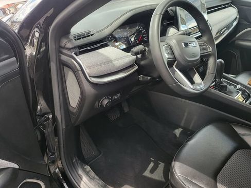 Used 2025 Jeep Compass Latitude AWD/4WD image 2