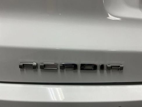 Certified 2022 GMC Acadia Denali w/ GMC Pro Grade Package AWD/4WD image 33