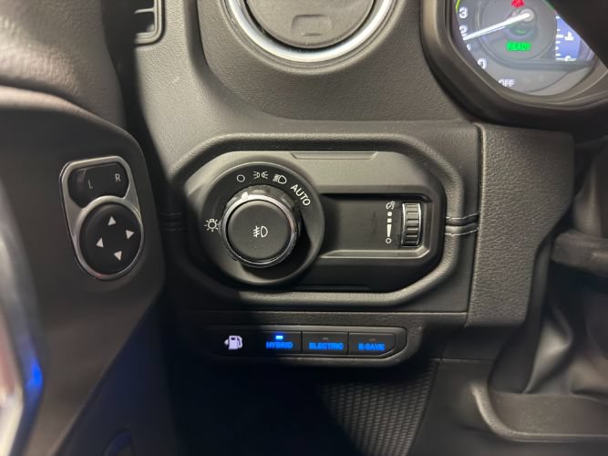 Used 2024 Jeep Wrangler Unlimited Sahara w/ Technology Group AWD/4WD image 21