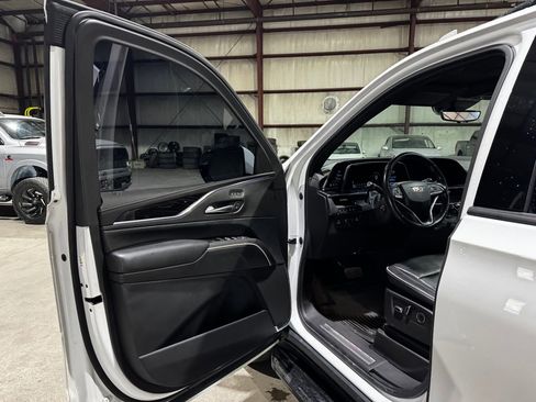 Used 2021 Cadillac Escalade Sport w/ LPO, ONYX Package image 12