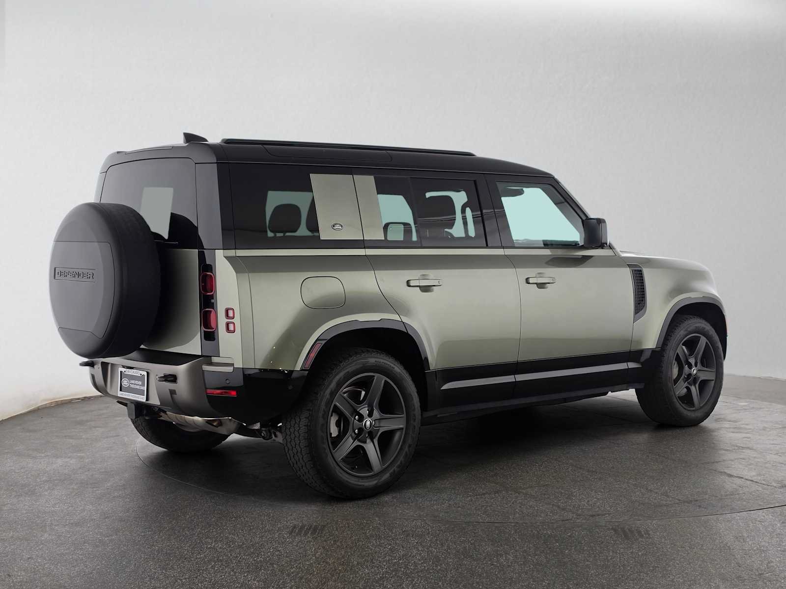 Used 2024 Land Rover Defender 110 X-Dynamic SE AWD/4WD image 5