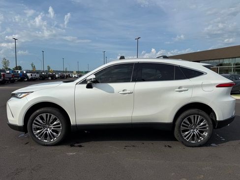 Used 2024 Toyota Venza XLE AWD/4WD image 9
