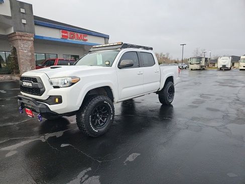 Used 2016 Toyota Tacoma TRD Sport image 29